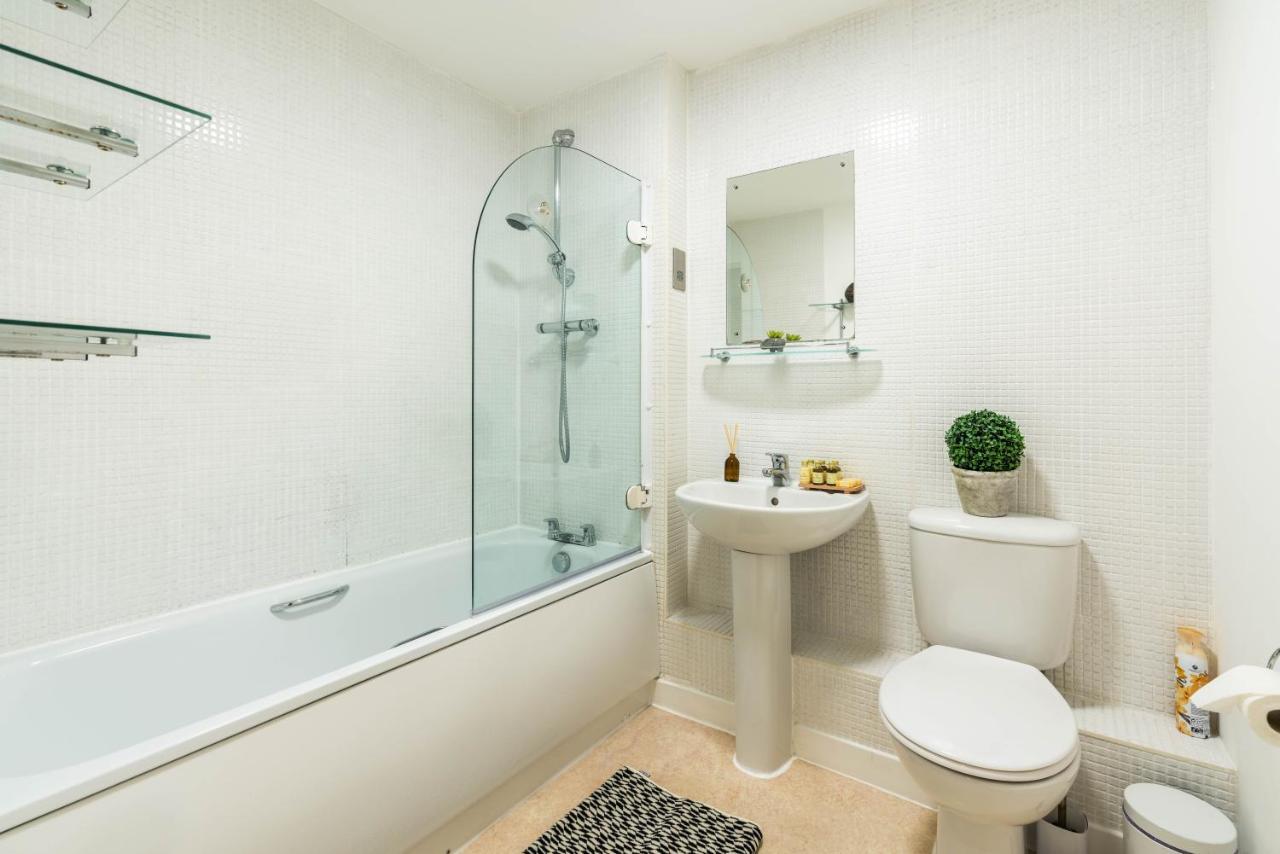 Fast Internet One Bedroom Apartment In Greater London, Id Required Bagian luar foto