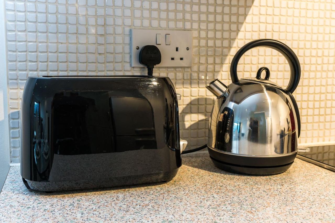 Fast Internet One Bedroom Apartment In Greater London, Id Required Bagian luar foto