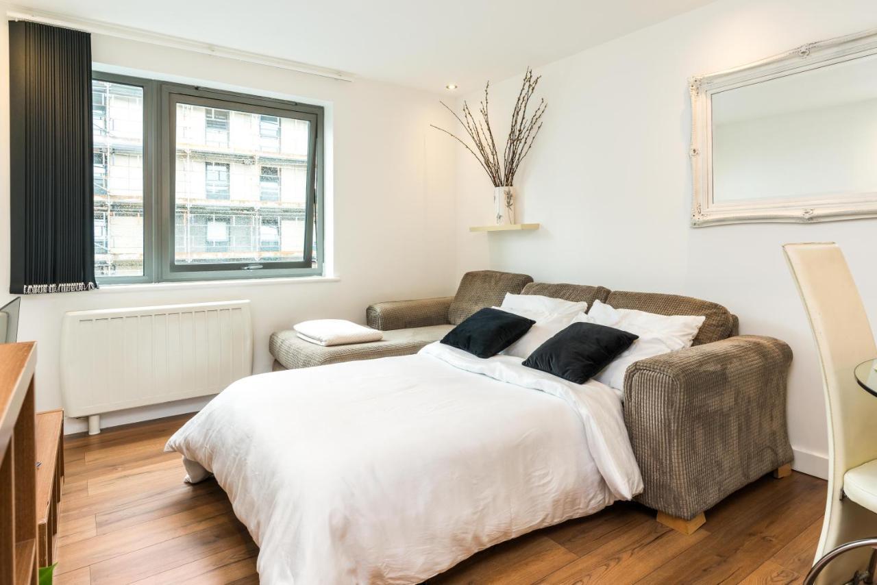 Fast Internet One Bedroom Apartment In Greater London, Id Required Bagian luar foto