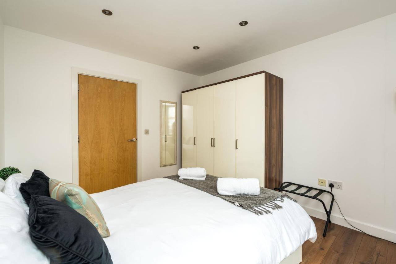 Lovely One Bedroom Apartment In Greater London, Id Required Bagian luar foto