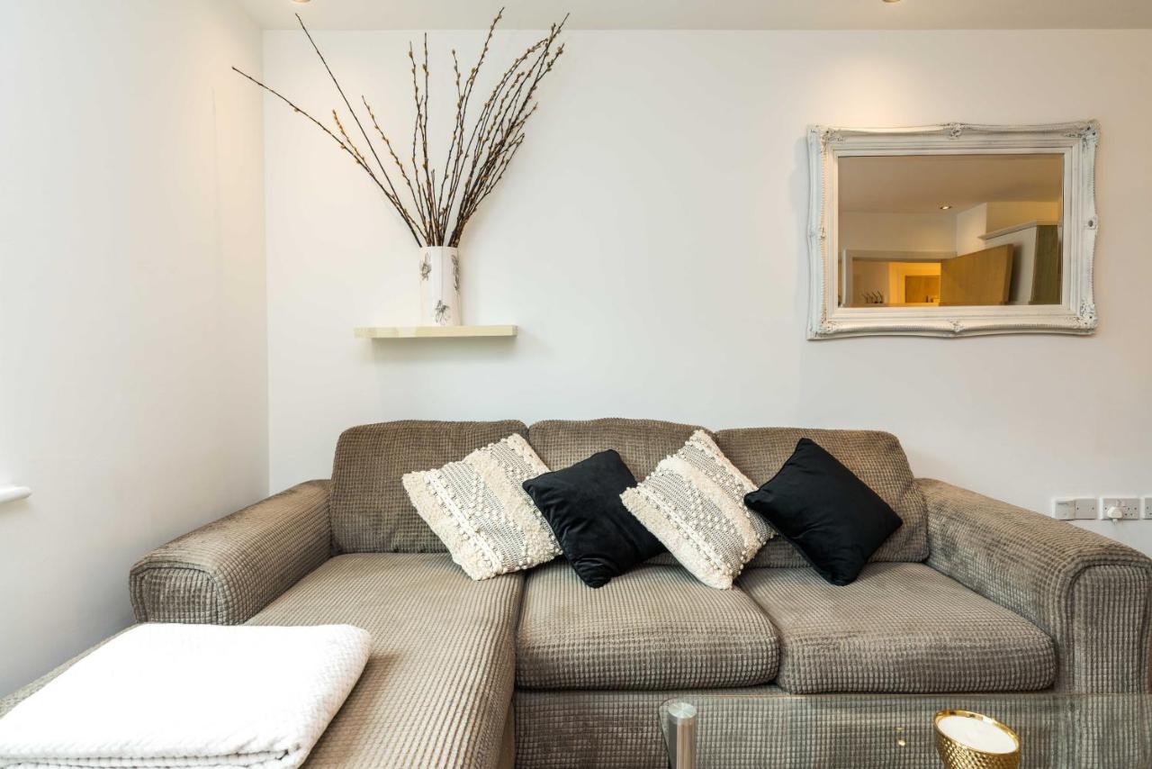 Fast Internet One Bedroom Apartment In Greater London, Id Required Bagian luar foto